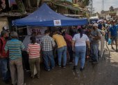 U grupo de personas mientras reciben ayuda gubernamental en una barriada afectada por lluvias, en Las Tejerías (Venezuela). EFE/Miguel Gutiérrez
