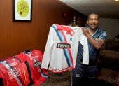 Edmundo Méndez muestra parte de la colección de camisetas que conserva en su casa.