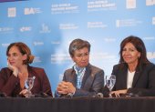 Las alcaldesas de Barcelona, Alda Colau (i); de Bogotá, Claudia López; y de París, Anne Hidalgo (d), participan en una rueda de prensa durante la Cumbre de Alcaldes, el 20 de octubre de 2022, en Buenos Aires (Argentina). Dar una vuelta de tuerca para hacer de las grandes ciudades un lugar más amable donde pasar nuestros días y contribuir a la par con el cuidado del planeta: las urbes "de 15 minutos" o "supermanzanas", con más espacio verde y peatonal, avanzan, pese a algunas resistencias, a pasos de gigante. Un enfoque que se debate en la Cumbre Global de Alcaldes de C40, que se celebra en Buenos Aires y que busca algo así como volver al origen, cuando los grandes núcleos urbanos eran lugares más accesibles, con mayores vínculos entre los vecinos y con más personas que coches. EFE/ Juan Ignacio Roncoroni