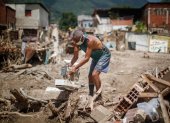 Un hombre fue registrado al buscar objetos para rescatar entre los escombros, tras los derrumbes provocados por las fuertes lluvias, en Las Tejerías (Venezuela).