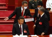 Beijing (China), 22/10/2022.- China"s former President Hu Jintao (R) is led out as President Xi Jinping (L) looks on during the closing ceremony of the 20th National Congress of the Communist Party of China (CPC) at the Great Hall of People in Beijing, China, 22 October 2022. The 20th National Congress of the Communist Party of China will close on 22 October with President Xi Jinping expected to secure a historic third five-year term in power. EFE/EPA/WU HAO
