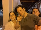 Matt Smith en una de las decenas de fotos que se tomó con sus fans en Guayaquil.