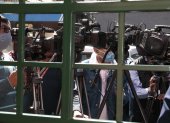 Actividades. Los trabajadores de los medios durante una cobertura de prensa efectuada en la capital.