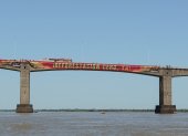 Una decena de activistas de Greenpeace se colgaron este 24 de octubre, del puente que une las ciudades de Resistencia y Corrientes (Argentina)