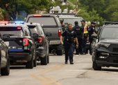 Oficiales de policía permanecen en la escena de un tiroteo en Estados Unidos, en una fotografía de archivo.