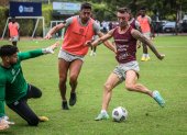 Práctica. Damián Díaz (d), Bruno Piñatares y Víctor Mendoza, en la cancha del Anexo.