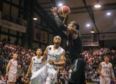 Jorge Guzmán (blanco) se impuso 91-82 en el cuarto duelo ante Barcelona.