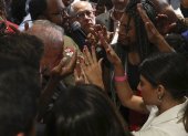 El expresidente y candidato Luiz Inácio Lula da Silva mientras recibe una oración de sus seguidores, en Sao Paulo (Brasil). EFE/Sebastião Moreira
