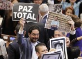 Fotografía de archivo, tomada el pasado 20 de julio, en la que se registró al senador colombiano Iván Cepeda (i), mientras sostiene un cartel que dice "Paz Total", durante la instalación del nuevo Congreso Nacional, en Bogotá (Colombia). EFE/Carlos Ortega