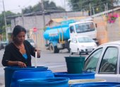 Problema. En Durán aún se abastecen de agua con la ayuda de tanqueros.