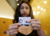 Fotografía cedida por Felipe Poga que muestra a Shane Cienfuegos mientras posa para fotografías, después de recibir su cédula de identidad que le reconoce como una persona trans no binaria, en Santiago (Chile).