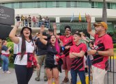 Hinchas del Paranaense en los exteriores del Sheraton.