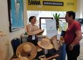 Artesanías. Los sombreros realizados con la fibra de banano, en uno de los stands que atraen a los visitantes.