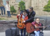 LEOPOLIS (UCRANIA), 26/10/2022.-Andriy Saravas, un músico de Mariúpol de etnia griega, ofrece clases de guitarra para los niños en el centro de asistencia "Yo soy Mariúpol" en una estrecha calle en el centro de Leópolis. El centro trata de ayudar a niños y a adultos a través del aprendizaje de nuevas habilidades, explorando la ciudad de Leópolis o a través de la interacción con animales. Según el presidente del centro, Andriy Vasylenko, en el mismo se han registrado ya más de 3.100 desplazados de Mariúpol, la mayoría de los cuales han perdido todas sus pertenencias y dependen de la ayuda que reciben de organizaciones humanitarias y de los residentes locales en forma de alimentos, ropas o incluso sillas de ruedas para las personas con discapacidad. También acuden al centro para recuperar, al menos temporalmente, la sensación de estar en casa y para recibir ayuda psicológica. EFE/ Rostyslav Averchuk