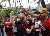 Hinchas animan a la llegada de los jugadores de Paranaense.
