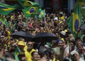 Centenas de personas se concentran en un pasadizo para acompañar el presidente brasileño Jair Bolsonaro en un acto de campaña presidencial, hoy en la ciudad de Sao Joao de Meriti, en Río de Janeiro (Brasil). EFE/Antonio Lacerda