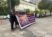 A la madre de la víctima, Elizabeth Otavalo, le inquieta la posibilidad de que la cadete pueda defenderse en libertad