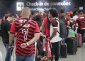 Hinchas de Flamengo esperan sin poder abordar hoy, en el lobby del Aeropuerto Internacional do Galeão, en Río de Janeiro (Brasil).