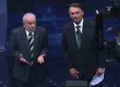 El ex mandatario progresista Luiz Inácio Lula da Silva (i) y el ultra derechista Jair Bolsonaro (d) participan hoy del primer debate presidencial de cara a la segunda vuelta de las elecciones presidenciales de Brasil, en la sede de televisión Bandeirantes en São Paulo (Brasil). EFE/ Sebastião Moreira