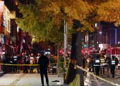 Policías protegen la zona de Seúl donde unas 50 personas resultaron heridas graves