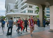 Hinchas del Flamengo caminan por las calles de Guayaquil