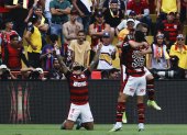Gabriel Barbosa "Gabi" (i) de Flamengo celebra su gol hoy, la final de la Copa Libertadores entre Flamengo y Athletico Paranaense en el estadio Monumental Isidro Romero en Guayaquil (Ecuador).