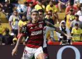 Pedro (i) de Flamengo disputa un balón con Pedro Henrique de Paranaense hoy, la final de la Copa Libertadores entre Flamengo y Athletico Paranaense en el estadio Monumental Isidro Romero en Guayaquil (Ecuador).