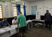 Ciudadanos votan en la segunda ronda de las elecciones presidenciales en Brasilia (Brasil).