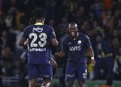 Enner Valencia celebra su gol por la Superliga de Turquía con Batshuayi.