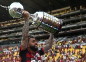 Gabriel Barbosa, delantero del Flamengo y autor del único gol en la final ante el Paranaense, levanta el trofeo de la Copa Libertadores de América en Guayaquil.