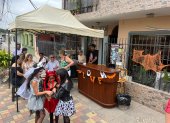 Los niños disfrutaron del ambiente previo a Halloween con una feria en el barrio.