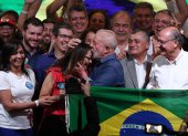 El expresidente brasileño Luiz Inácio Lula da Silva besa hoy a su esposa Janja tras su triunfo en la segunda vuelta de las elecciones, en Sao Paulo (Brasil)