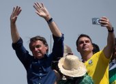 El presidente de Brasil, Jair Bolsonaro, acompañado de su hijo, el senador Flávio Bolsonaro, en una fotografía de archivo.