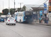 En diferentes sectores de la ciudad circulan buses que emanan humo del tubo de escape, que causa problemas a la ciudadanía.