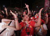 Simpatizantes del expresidente Luiz Inácio Lula da Silva celebran hoy, en Río de Janeiro (Brasil). El exmandatario Luiz Inácio Lula da Silva ganó este domingo la segunda vuelta de las elecciones presidenciales en Brasil con un 50,83 % frente al 49,17 % que obtuvo el actual gobernante, Jair Bolsonaro, con el 98,81 % de las urnas escrutadas. EFE/ Antonio Lacerda