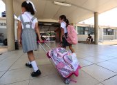 Panorama. Niñas acuden a una escuela primaria en la ciudad de Guaymas, estado de Sonora.
