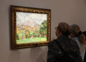 Pista. Visitantes admiran ‘La Montagne Sainte-Victoire’, de Paul Cezanne.