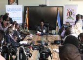 La ministra de Sanidad de Uganda, Diana Atwine (en el centro), confirma un caso de ébola en el país, este martes.