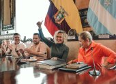Figuras. Viteri posa con su equipo en la asamblea cantonal de participación ciudadana donde se discutió el presupuesto anual participativo de la urbe.