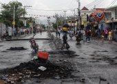 Personas caminan por una calle, luego de una protesta en Puerto Príncipe (Haití), en una fotografía de archivo. EFE/ Johnson Sabin
