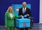 El exprimer ministro israelí y líder del Likud, Benjamin Netanyahu, vota este martes 1 de noviembre de 2022 con su esposa Sara en las elecciones de Israel. EFE/EPA/ABIR SULTAN