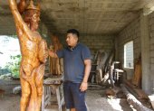 Frank Tomalá, escultor al igual que su padre, hace grandes obras a base de la madera.