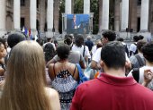 La Habana. Estudiantes universitarios observan el discurso del canciller cubano.
