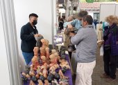 Feria. Propios y extraños disfrutaron el trabajo de los artesanos.