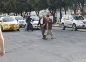 Irrespeto. Una pareja de la tercera edad cruzó la avenida Eloy Alfaro por donde mejor pudo. No existe ni siquiera un paso cebra trazado en la vía.