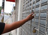 Realidad. En la ciudad se ha vuelto común ver candados y rótulos que alertan de una venta en los negocios.