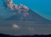 Fotografía de archivo en la que se registró una fumarola expelida por el volcán Sangay, en la provincia ecuatoriana de Morona Santiago.