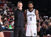 Steven Nash (i) dejó la dirección técnica de Nets e Irving está sancionado.