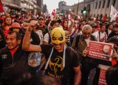 Personas se enfrentaron ayer, 5 de noviembre del 2022, a la policía peruana durante la marcha en contra del presidente Pedro Castillo, en Lima.