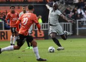 Danilo Pereira (d), del PSG, anotó el gol de la victoria ante el Lorient.